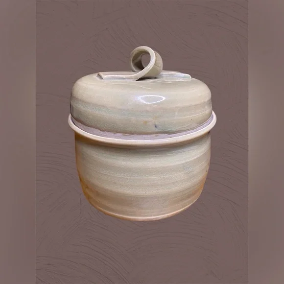 Ceramic wheel thrown pot with cover - Picture 1 of 4